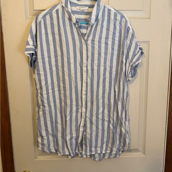 beachlunchlounge Tops - beachlunchlounge Blue & White Vertical Stripe Button-Down Shirt